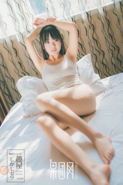 美女脱了内裤张开腿让男人添